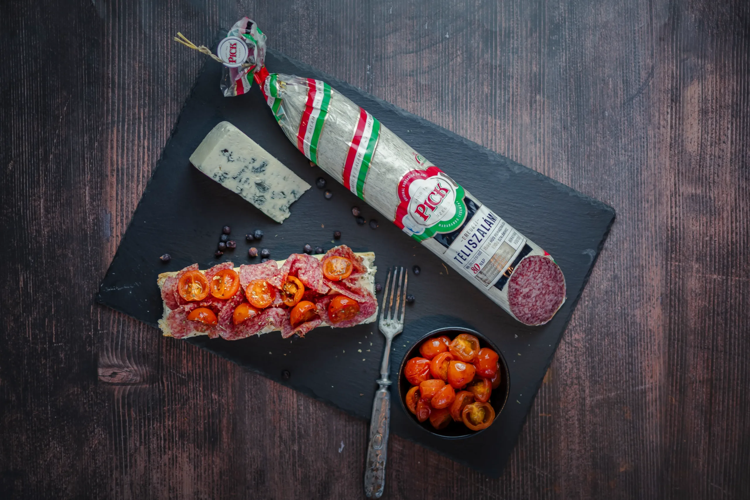 Pick téliszalámi egy palatáblán szendvicsekkel