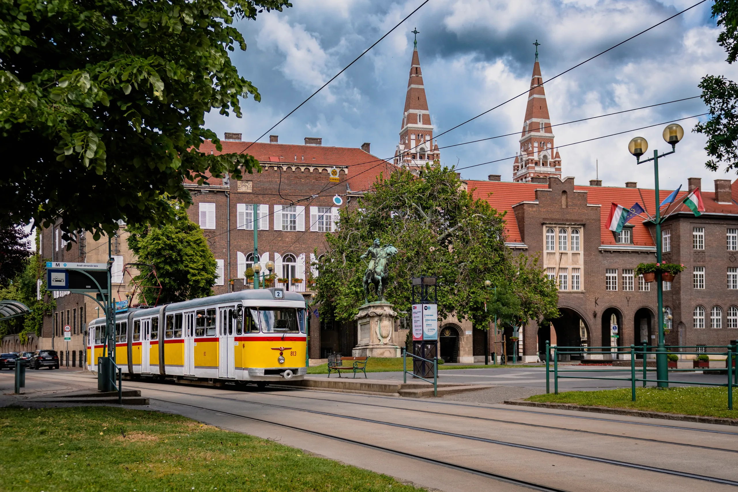 Nosztalgiavillamos a Dóm térnél Szegeden.