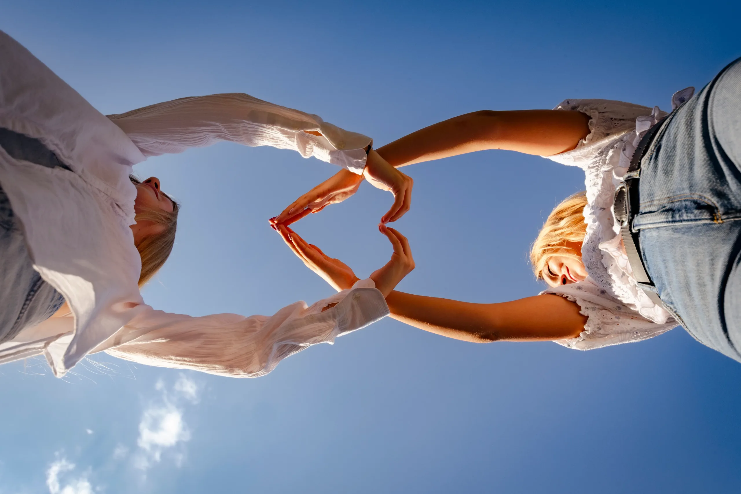 Luca és Emma szív alakot formálnak a karjaikkal, kimutatva az egymás iránt érzett szeretetüket