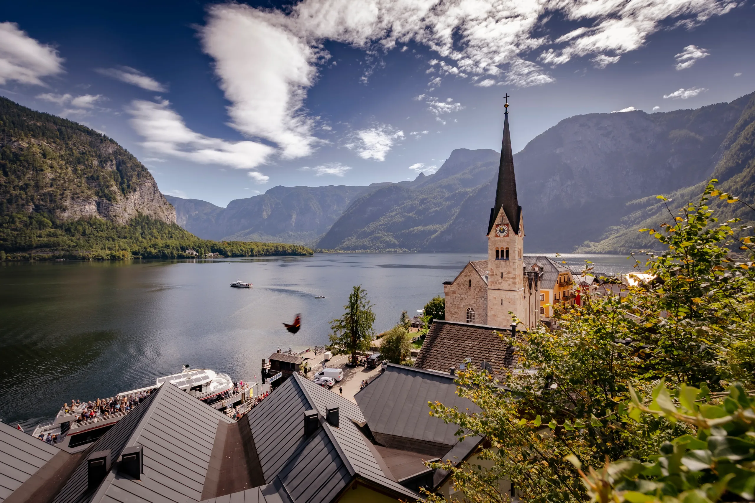 Hallstatti tájkép a város templomával és a tóval
