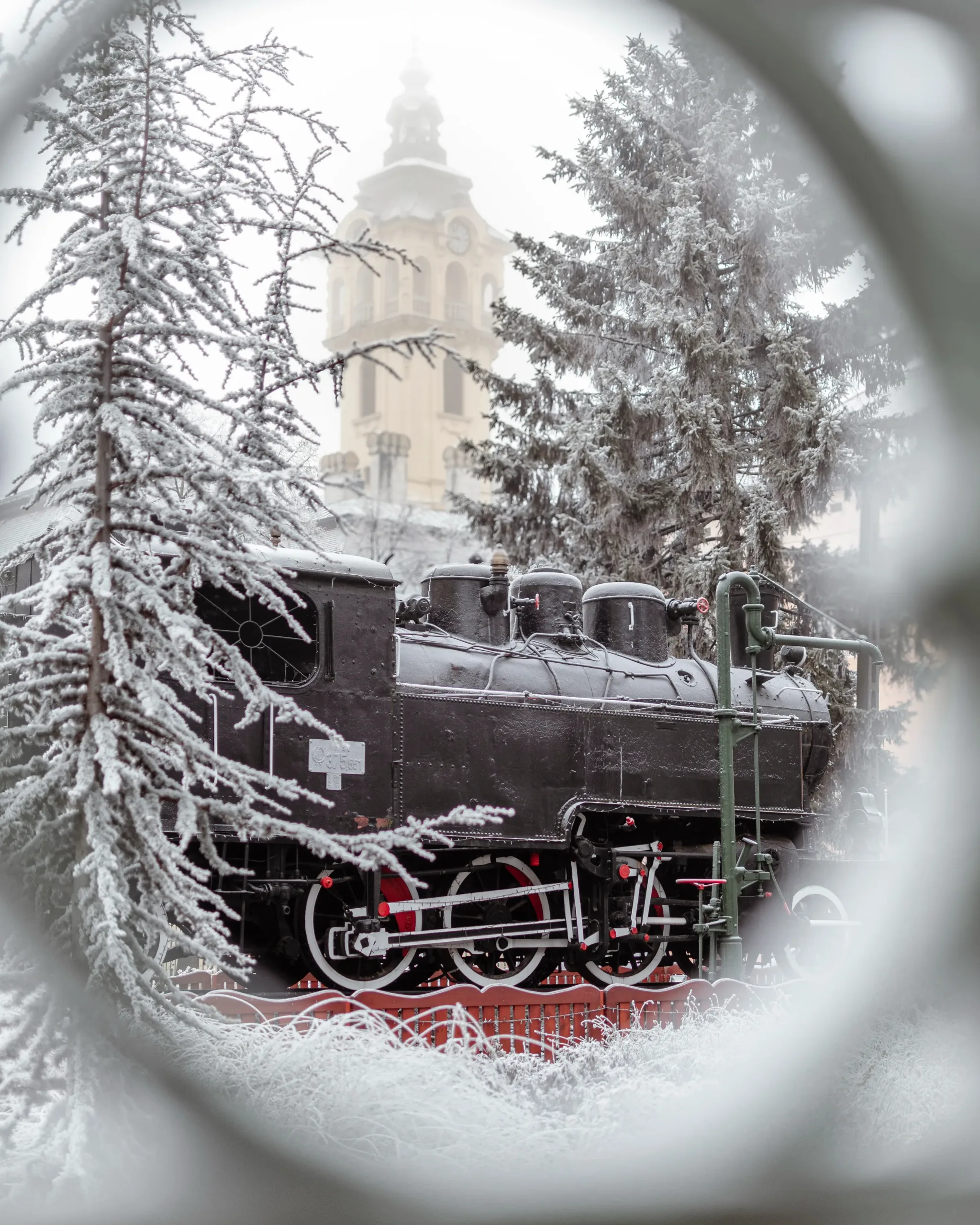 Gőzmozdony Szeged belvárosában a városházánál
