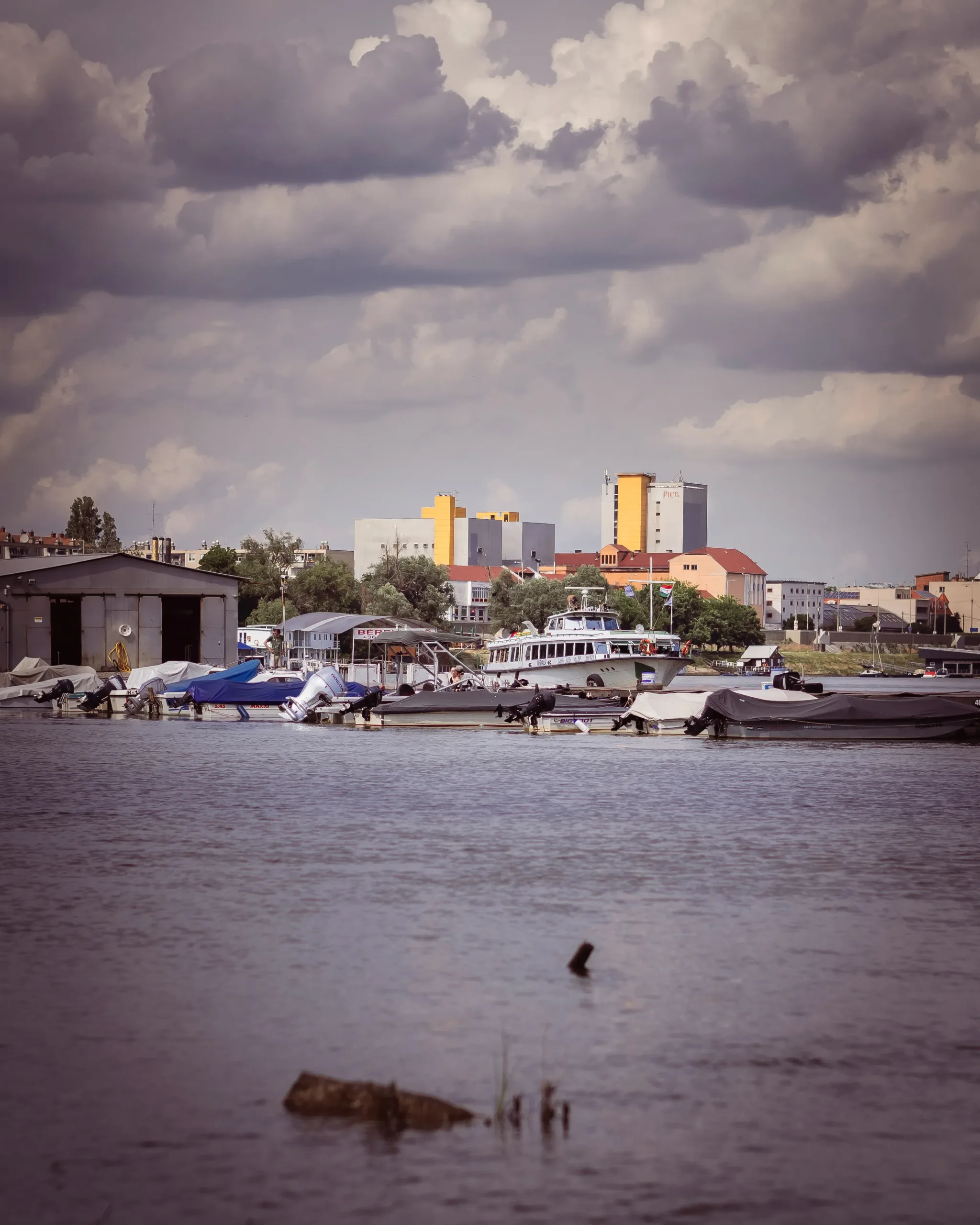 Sétahajó halad el a szabadság úszóház előtt.