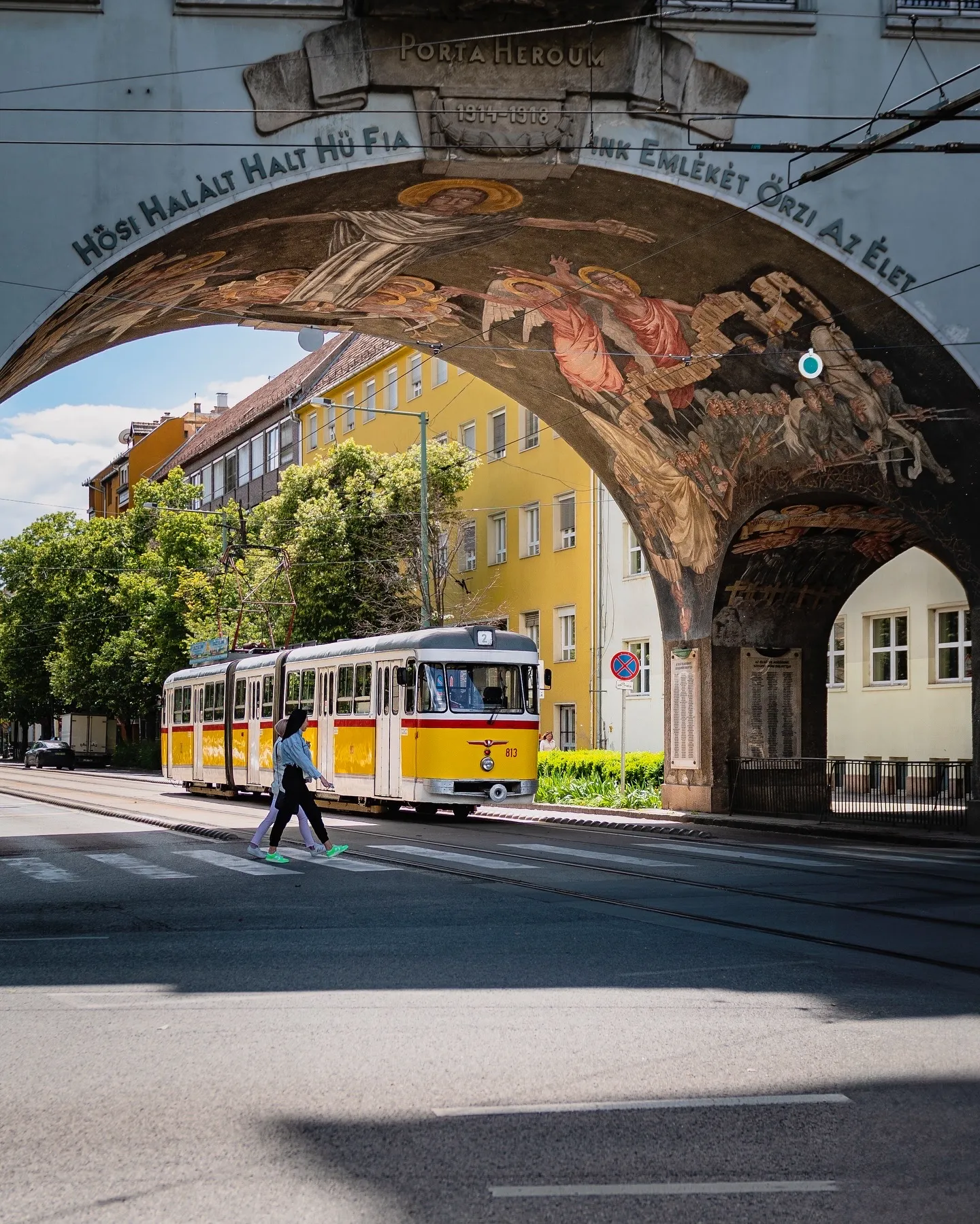 Nosztalgiavillamos halad el a hősök kapuja alatt