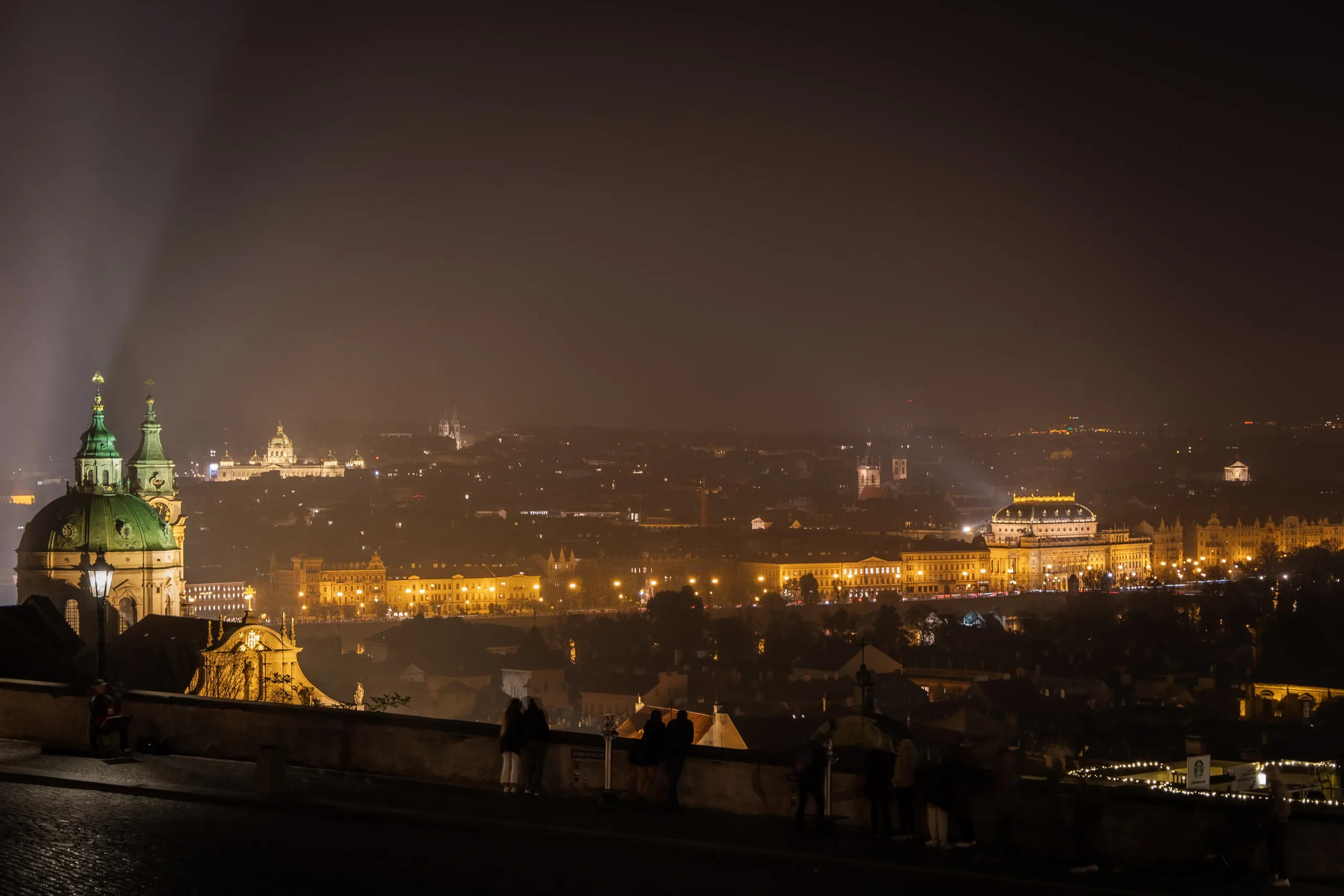 Prága éjjeli panorámája a várból.