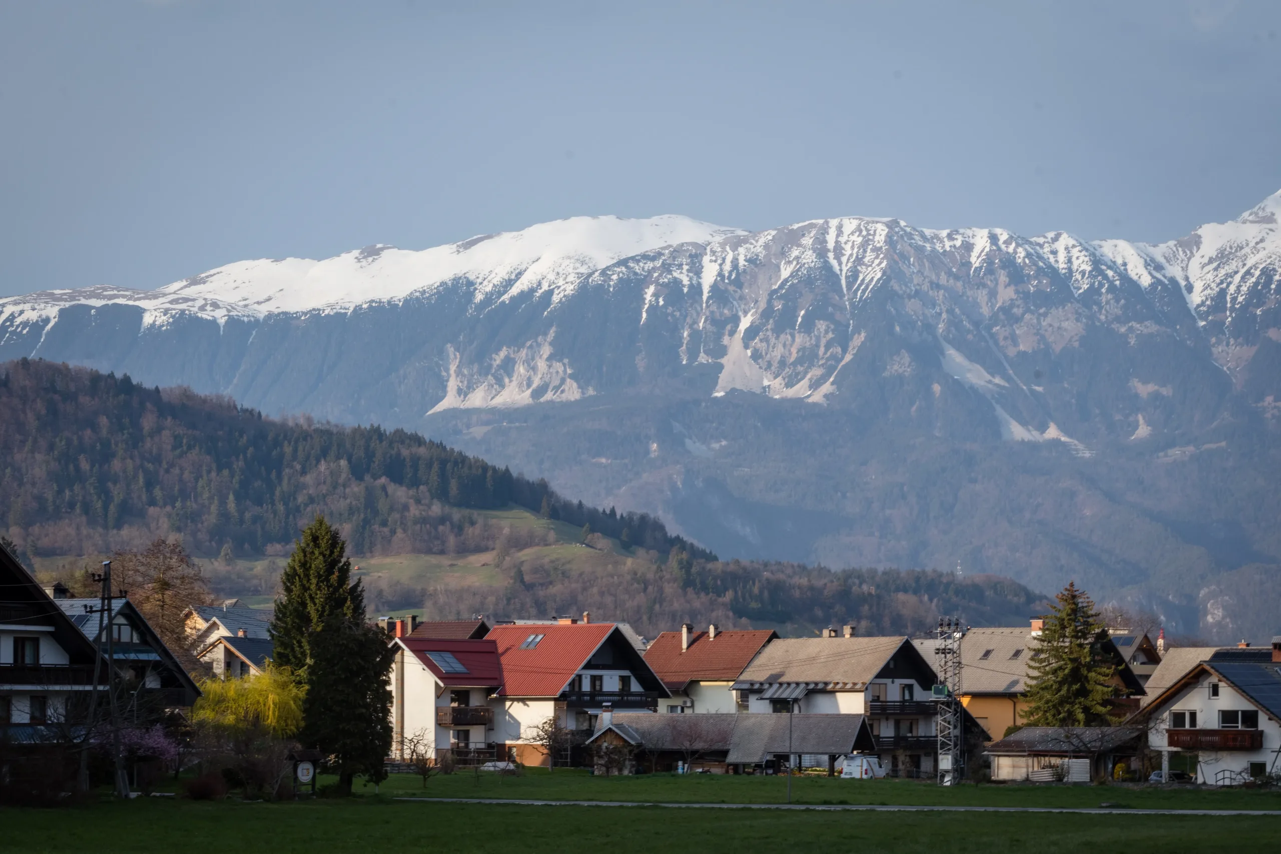 Bledi tájkép a háttérben a hegyekkel