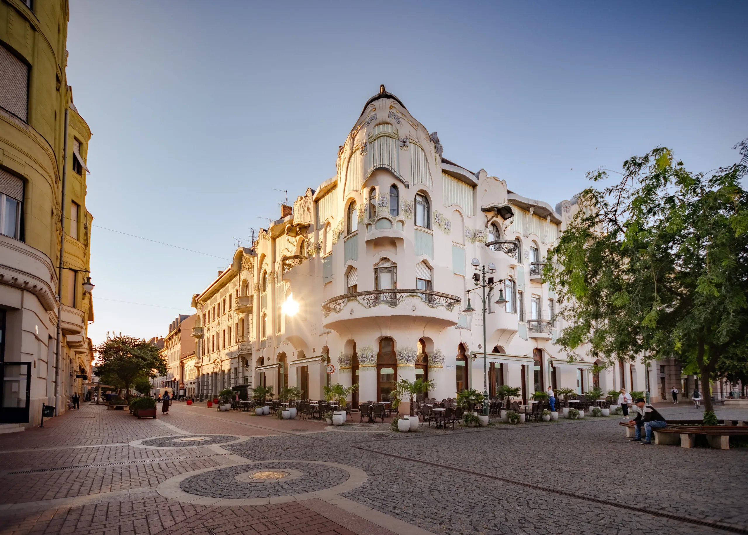 REÖK Palota a nyári napsütésben