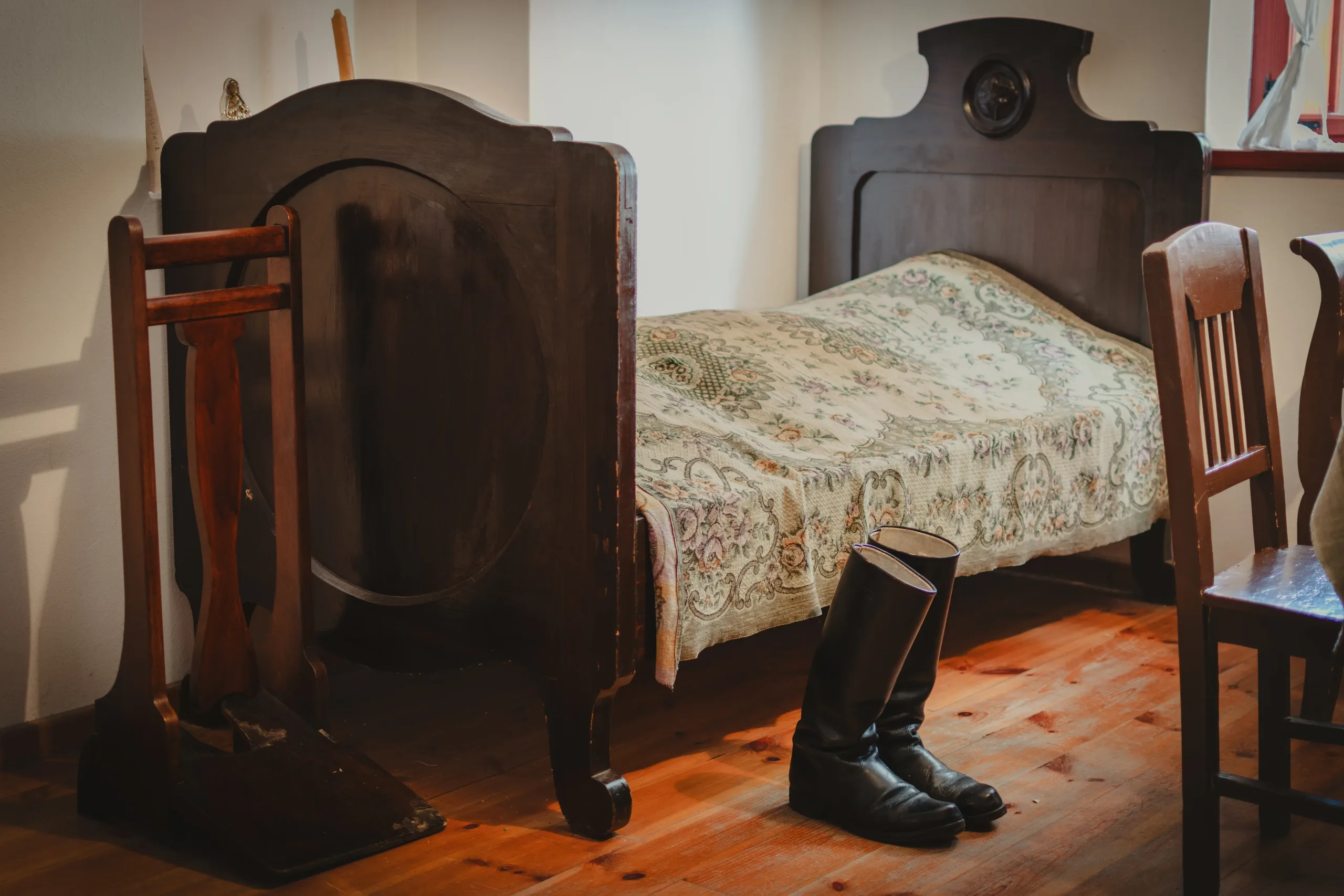 A napsugaras tájház tisztaszobája csizmával