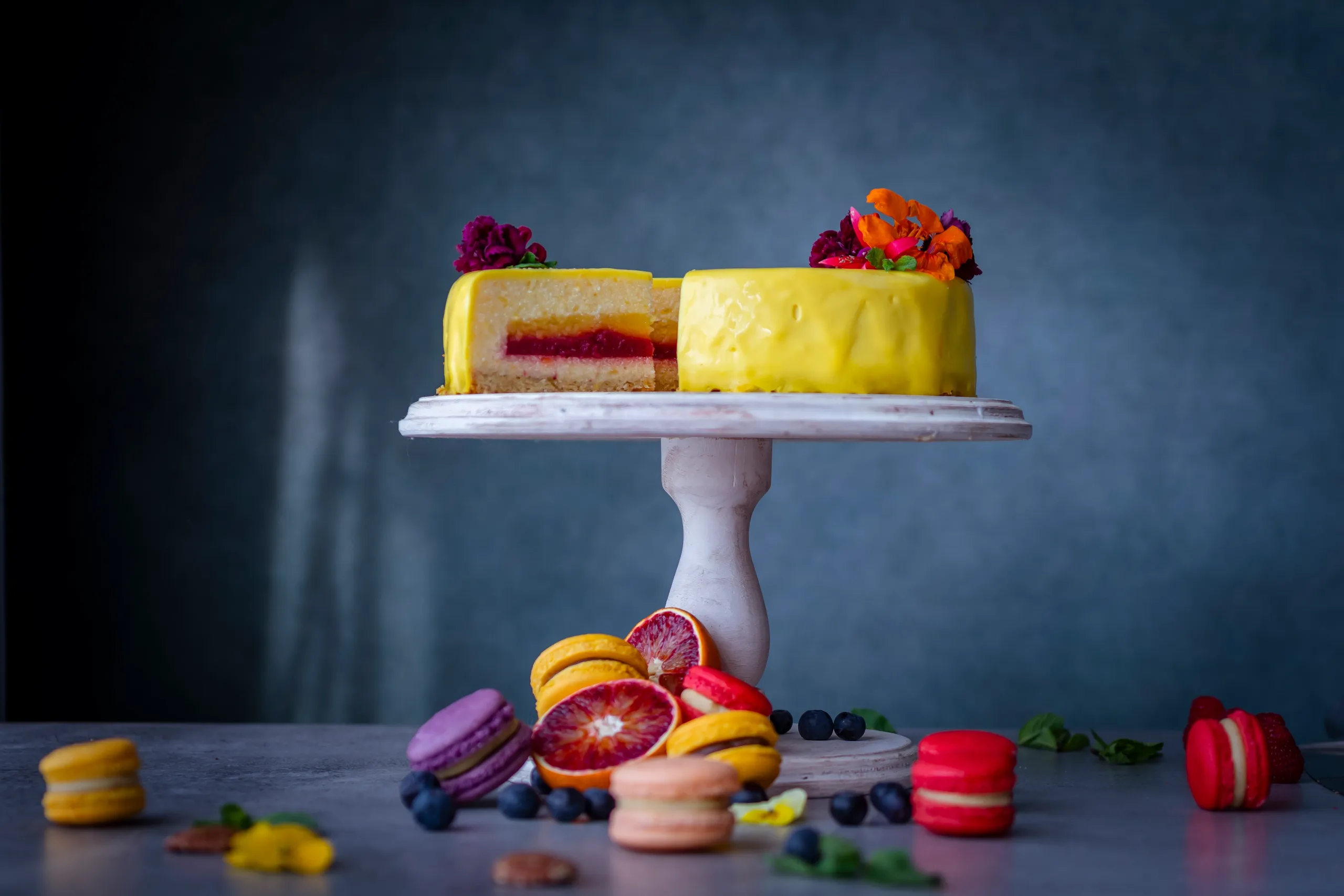 Mangótorta macaronokkal és aszalt gyümölcsökkel