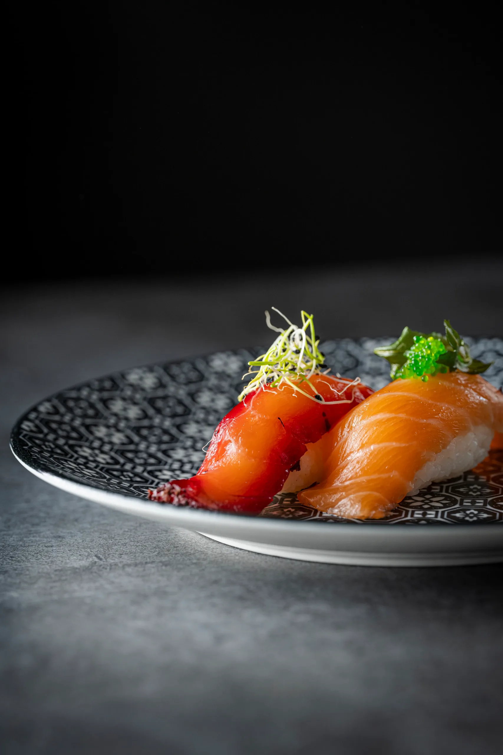 Nigiri sushi kockás tányéron