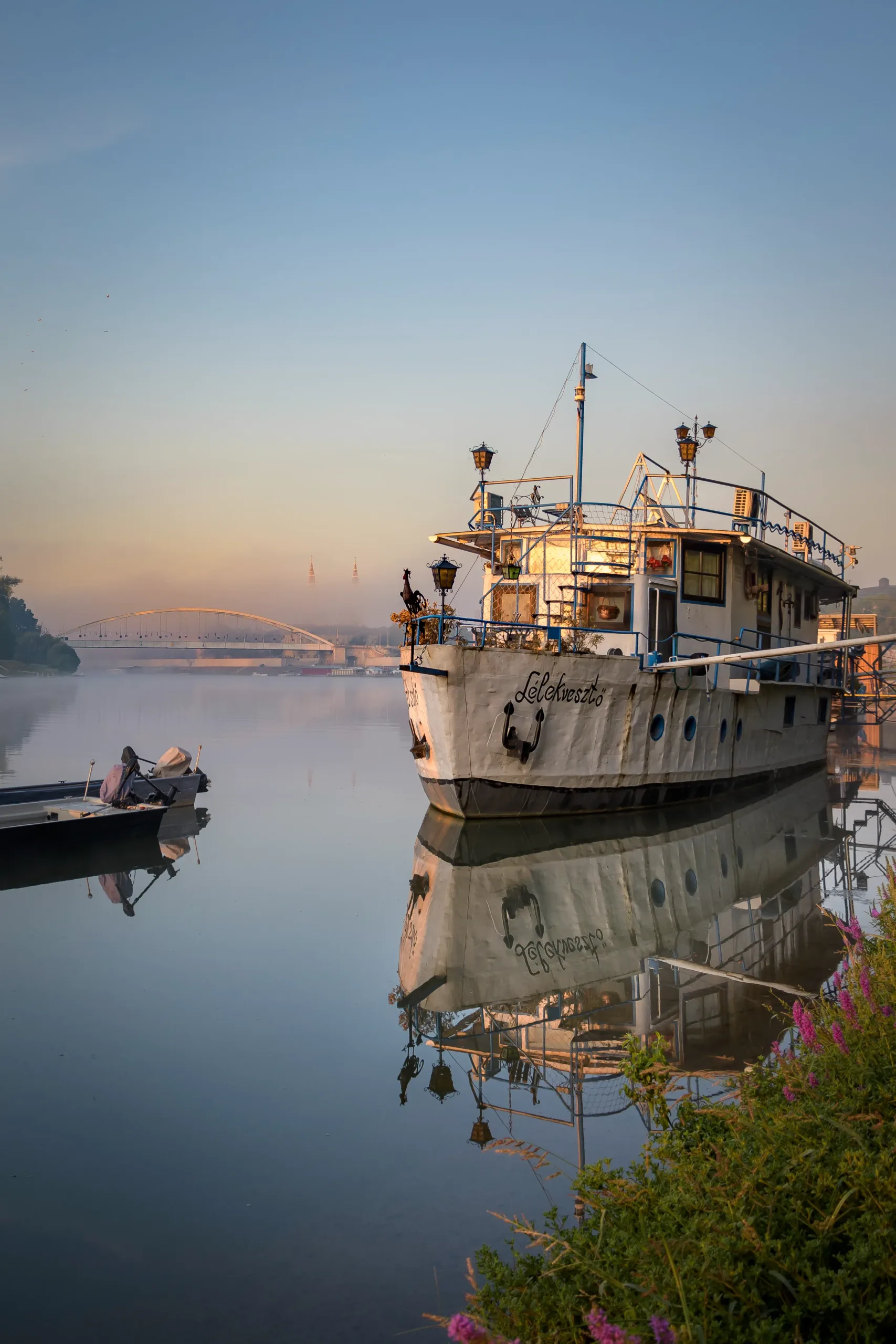 A lélejvesztő nevű hajó a nyári napsütésben