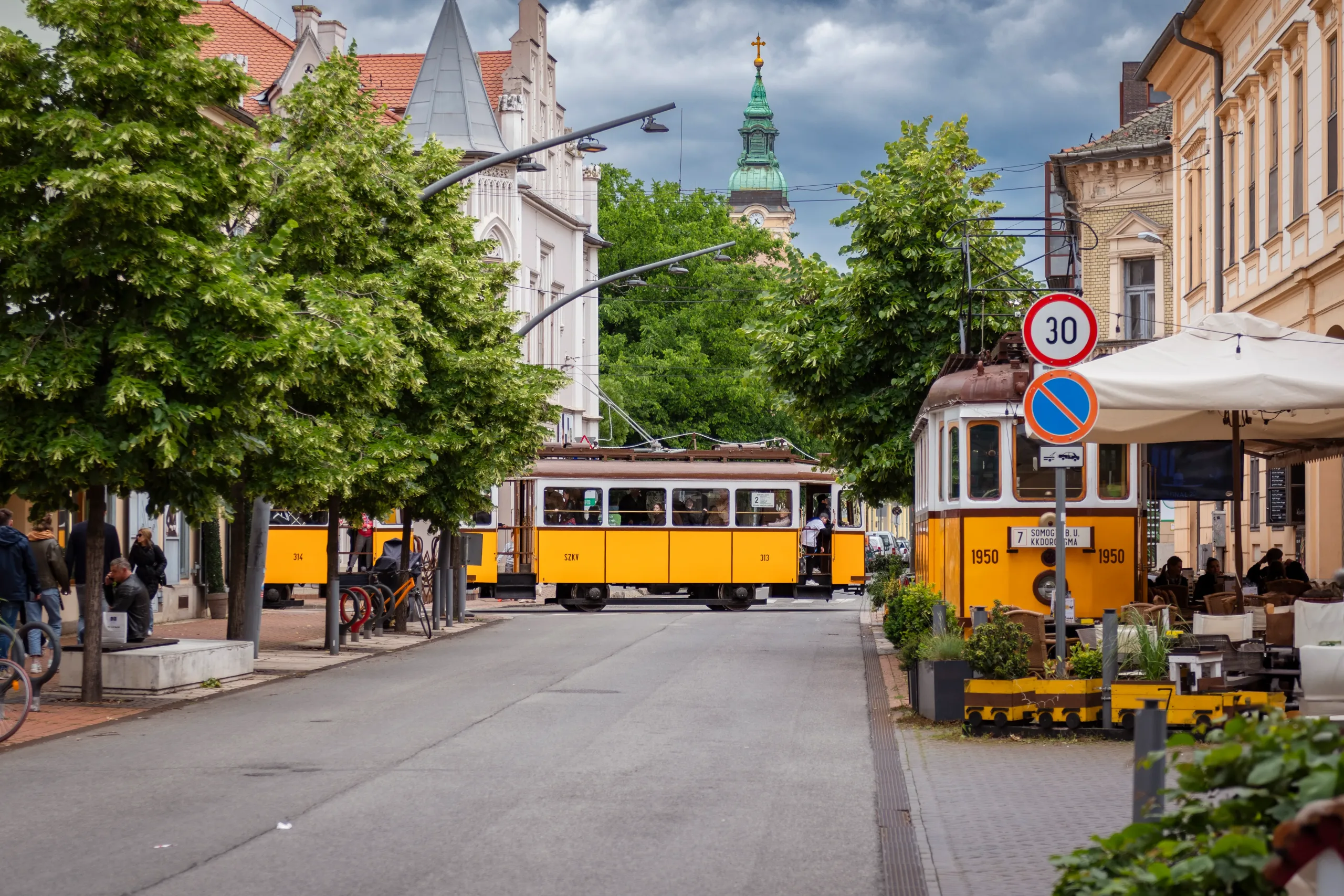 Nosztalgiavillamosok találkozása a somogyi utcában.