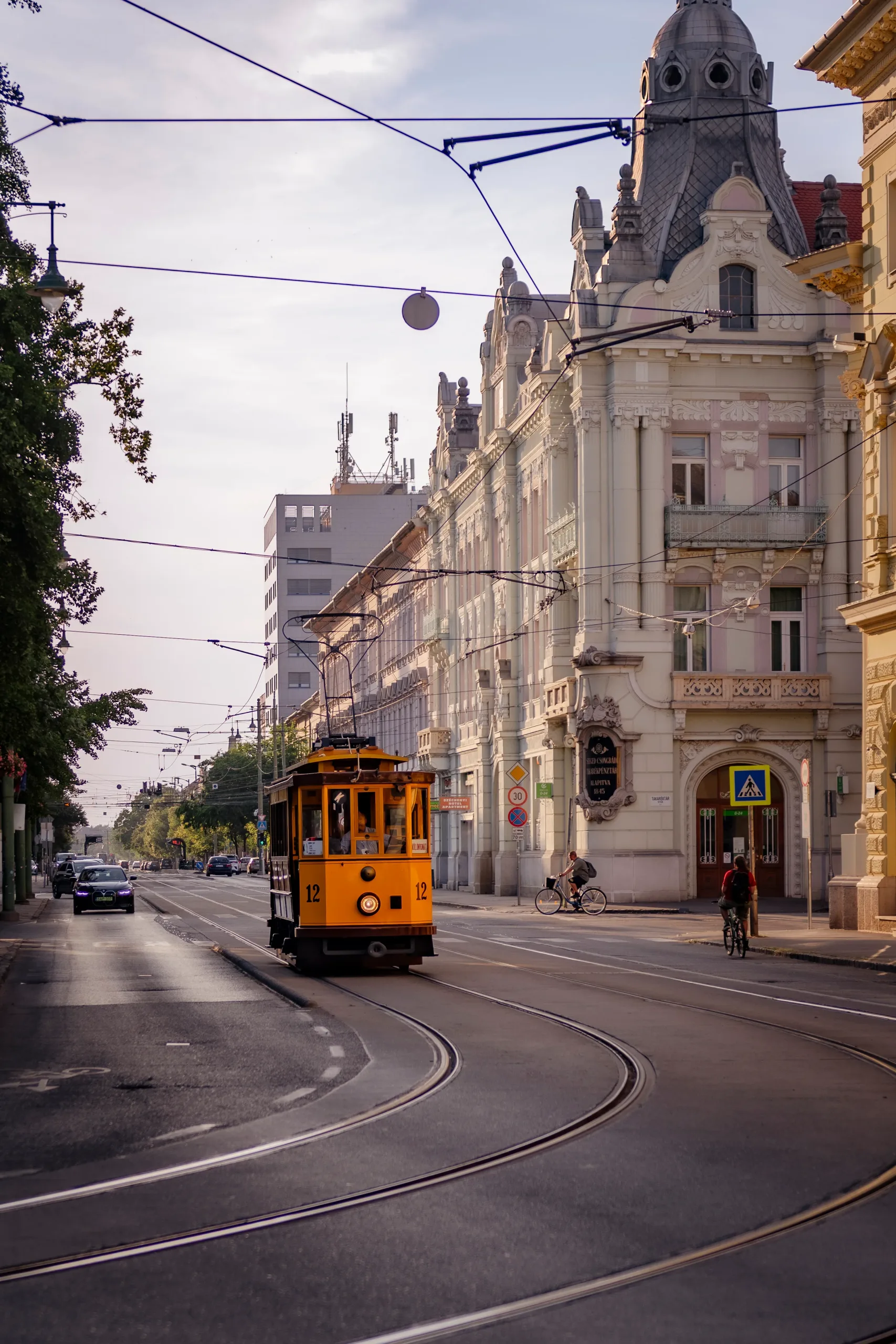 Nosztalgiavillamos a szegedi belvárosban.