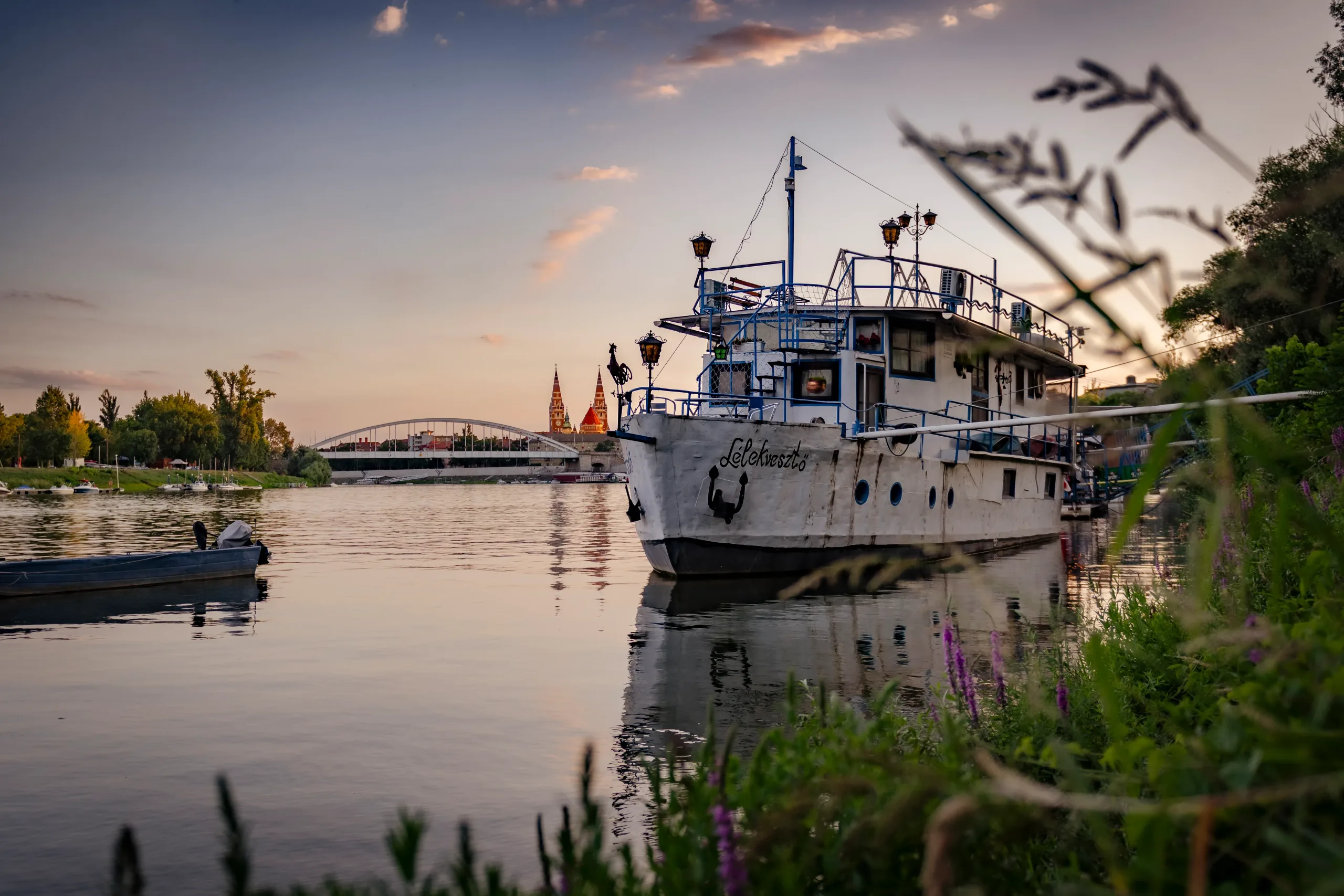 Lélekvesztő nevű hajó a nyári naplementében.