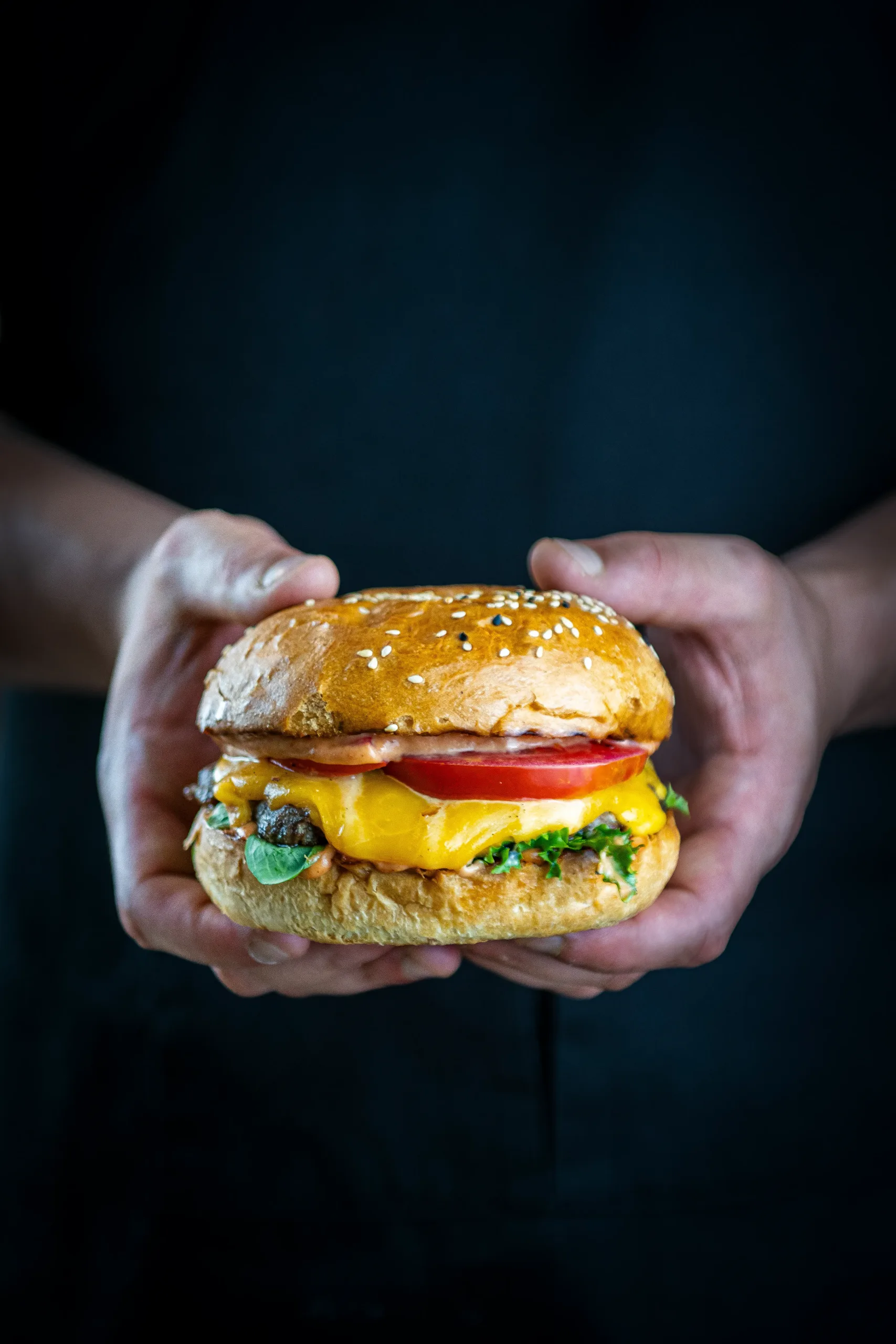 Marha sajtburger a szakács kezében