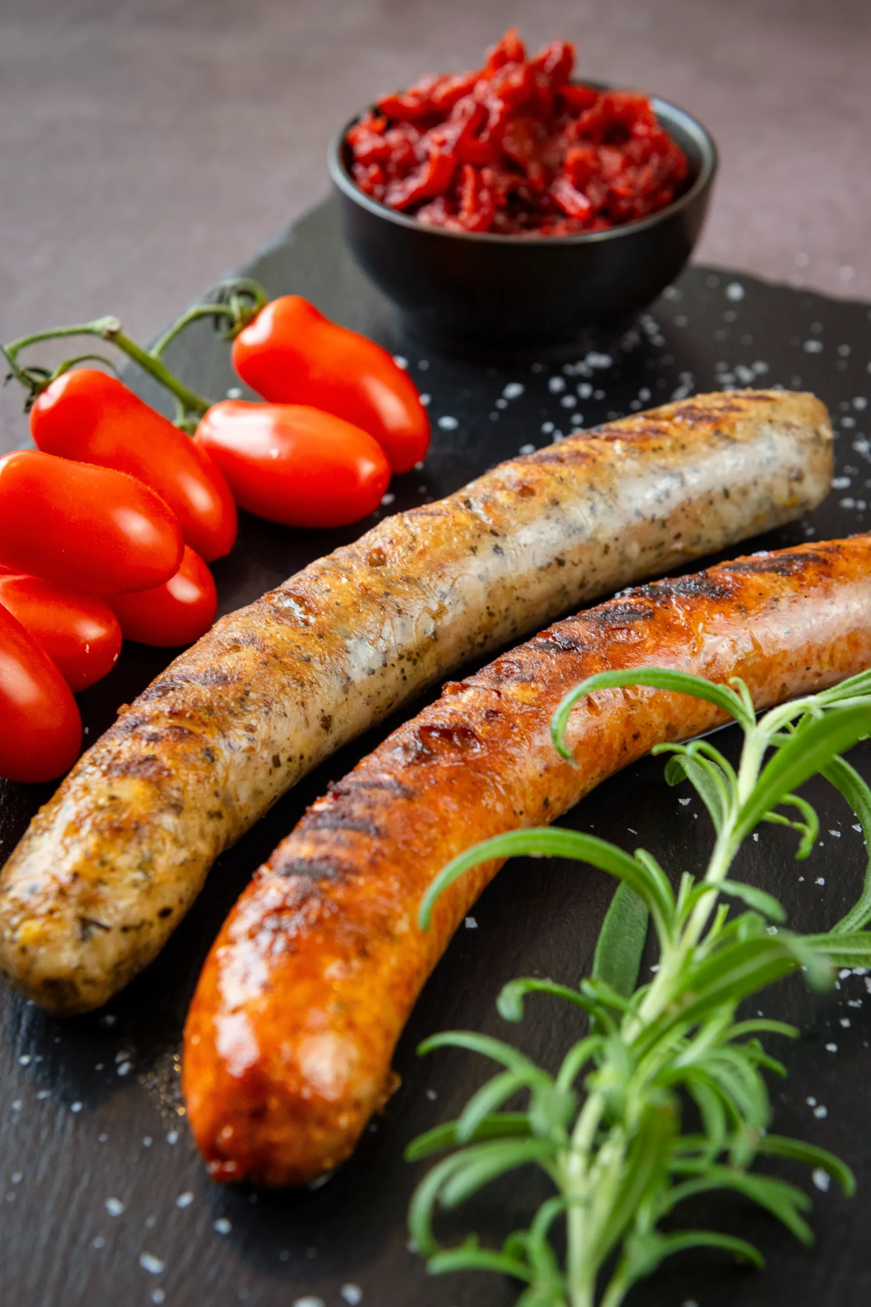 Házi grillkolbászok egy palatálcán cékla relish-el