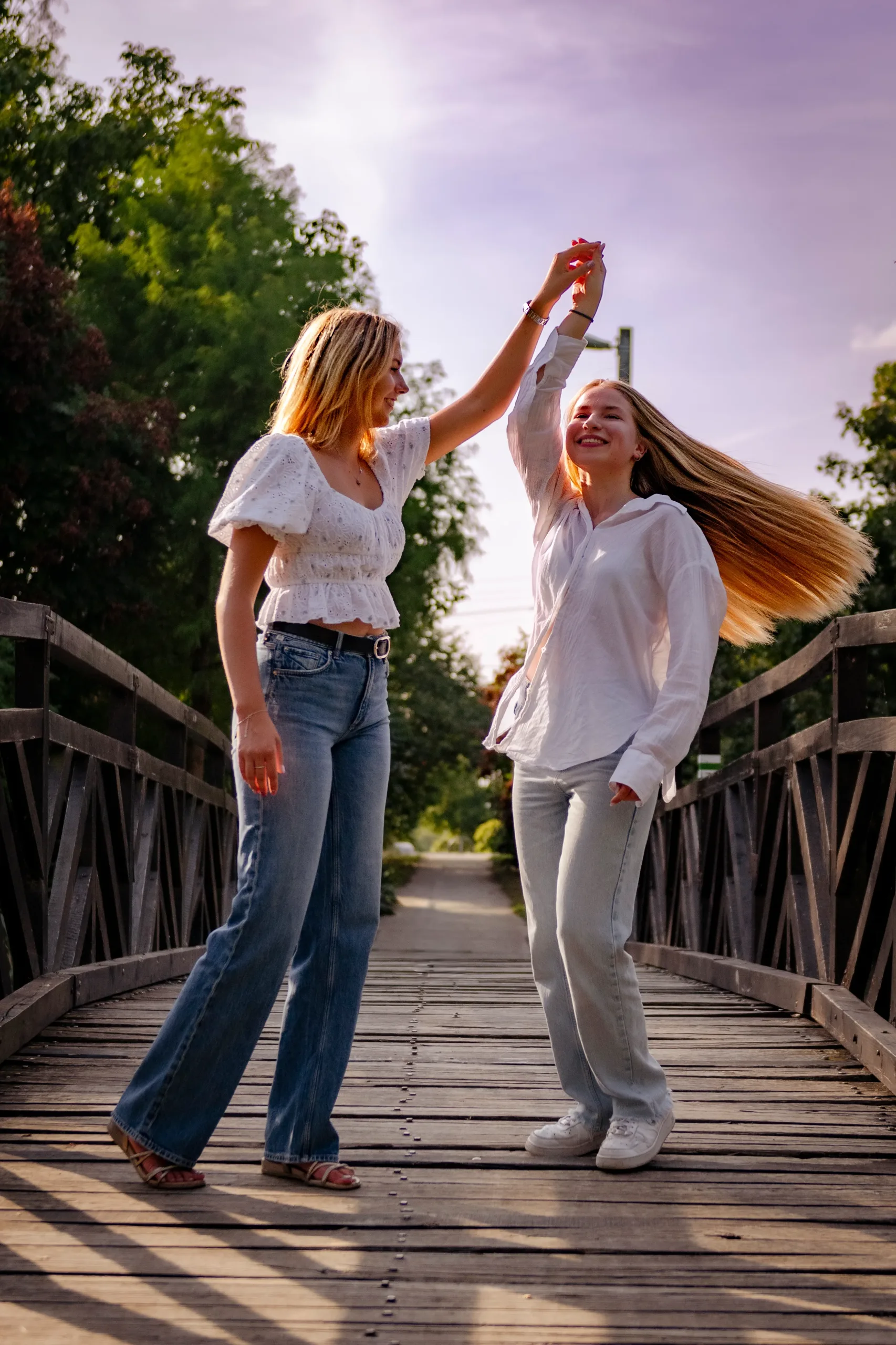 Emma és Luca forognak a hídon