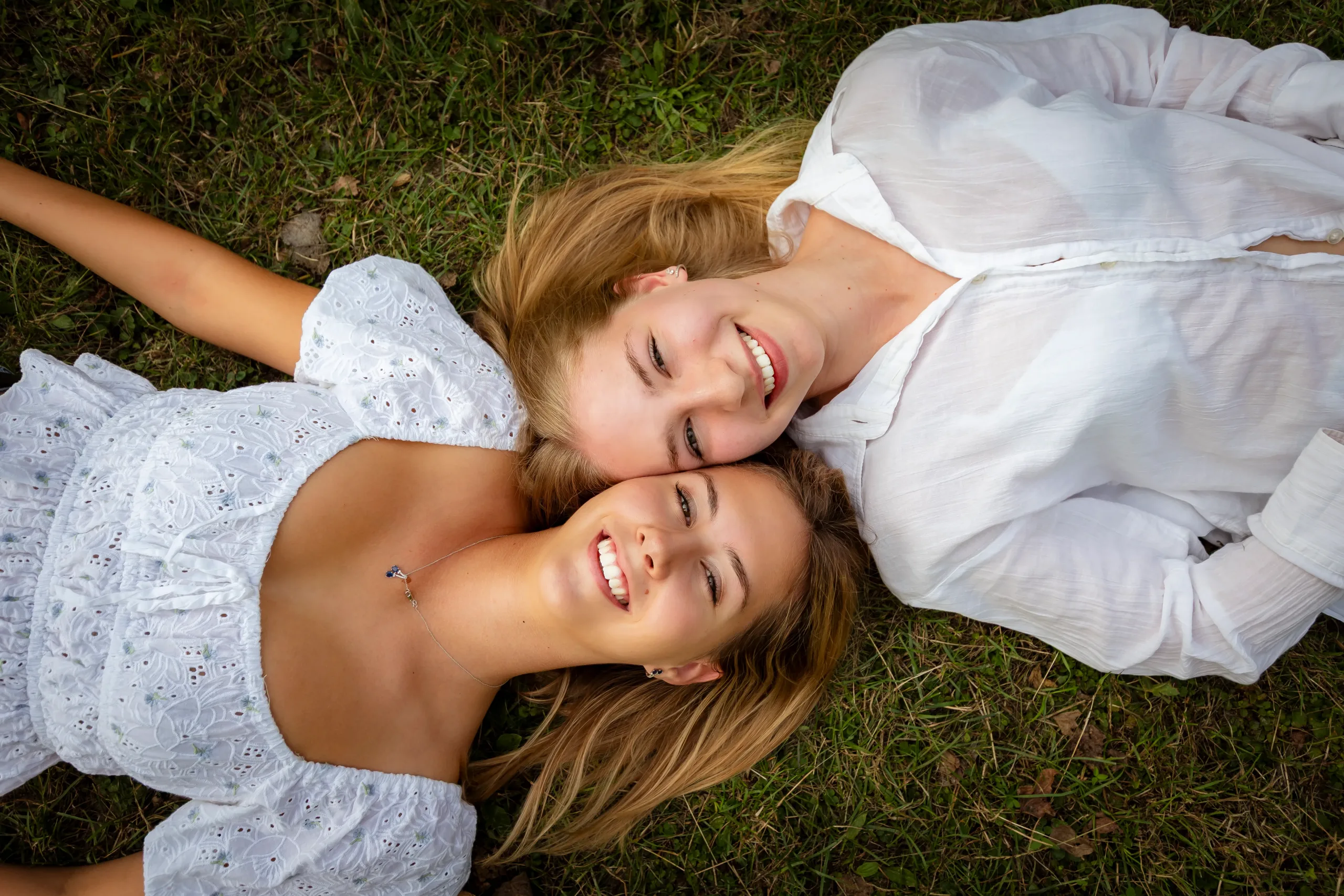 Emma és Luca a fűben