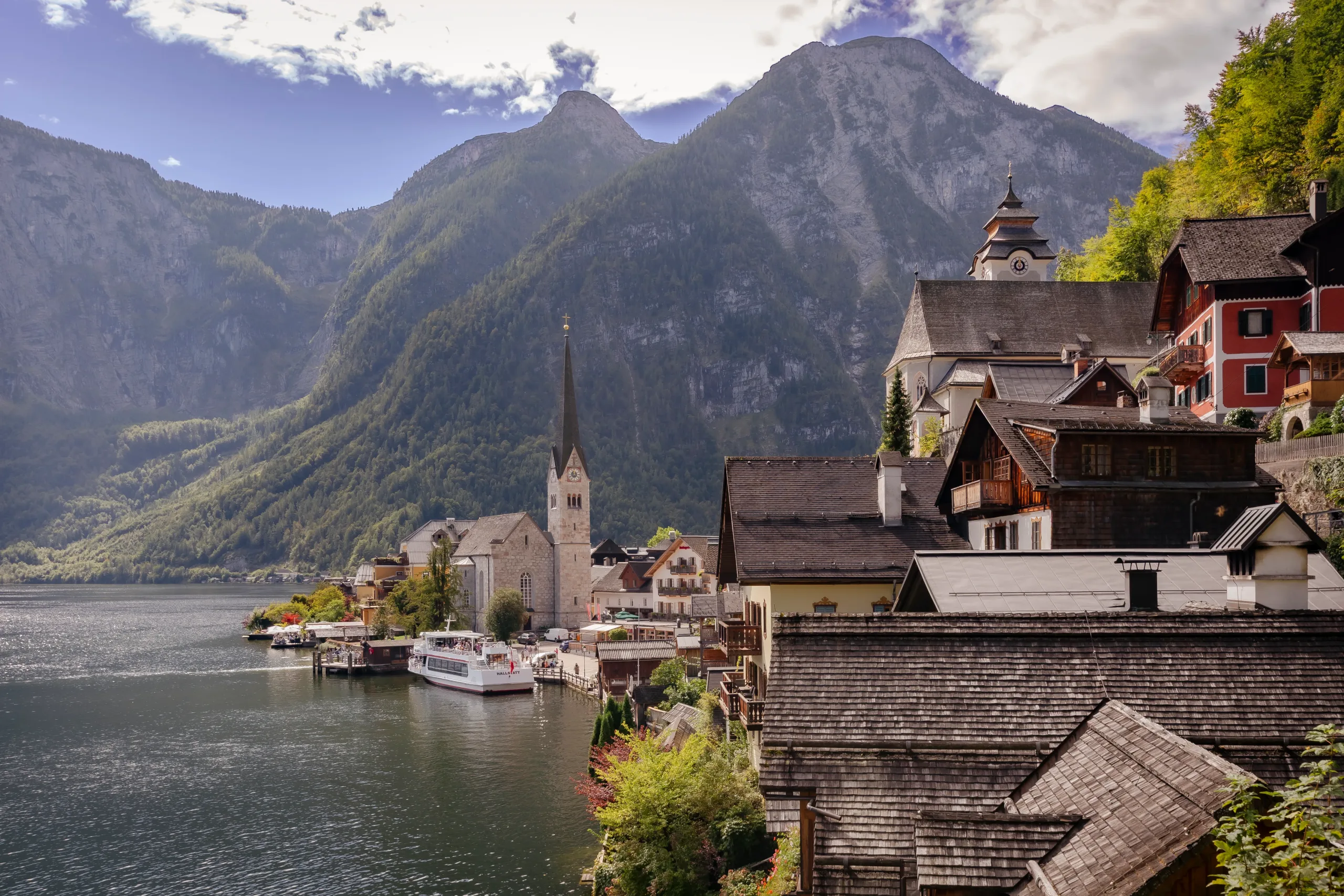 Hallstatti látkép háttérben a hegyekkel előtérben a Hallstatti templommal