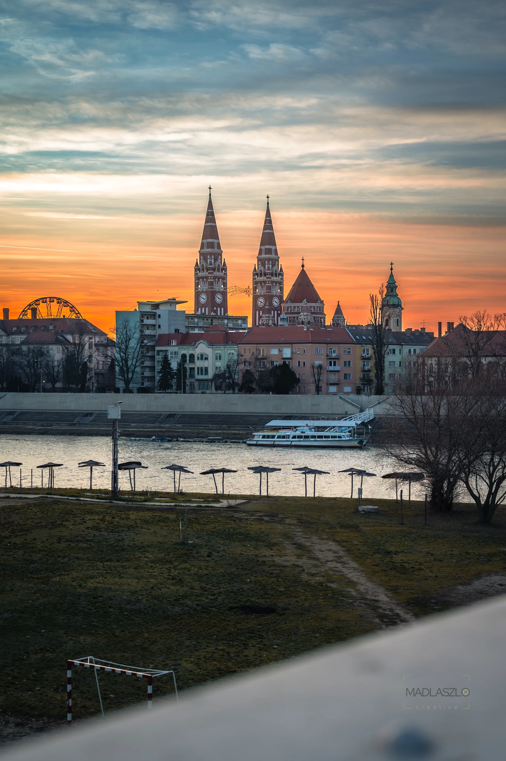 A Szegedi-dómot-fotóztam-a-naplementében.